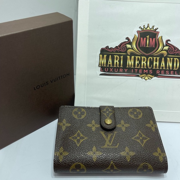 Louis Vuitton Handbags - Louis Vuitton Kisslock Wallet in Monogram comes with box
